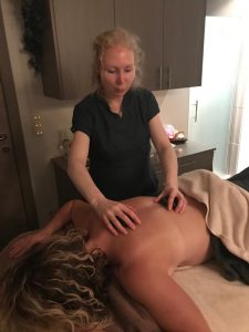 ORAJA_beauty_&_wellness_Hotstone_rugmassage